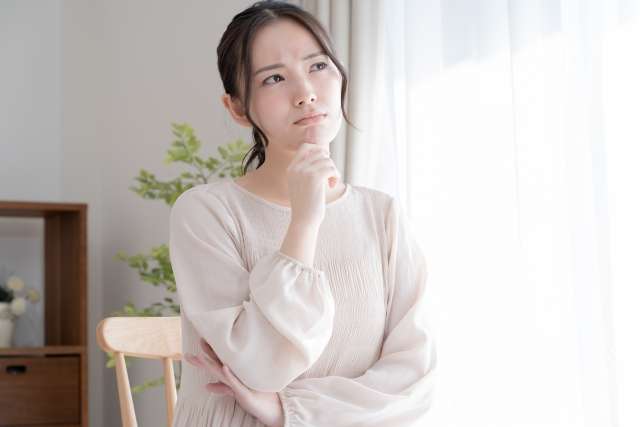 悩む女性