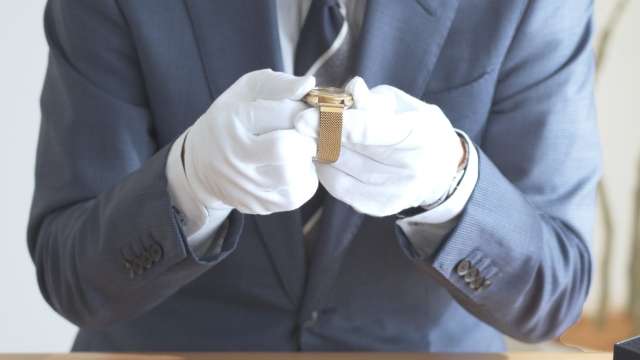 査定をする男性