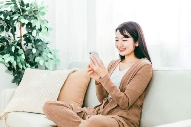 電話を掛ける女性